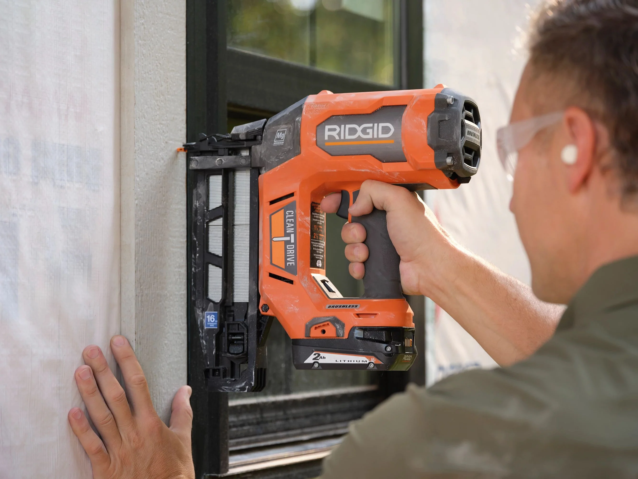 18V Brushless 16 Gauge 2-1/2" Straight Finish Nailer Kit - Image 3