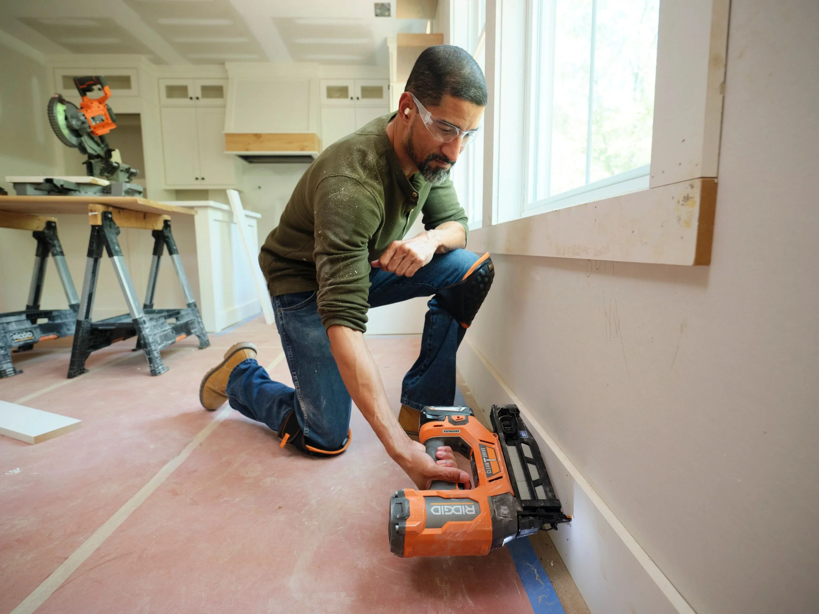 18V Brushless 16 Gauge 2-1/2" Straight Finish Nailer Kit - Image 2